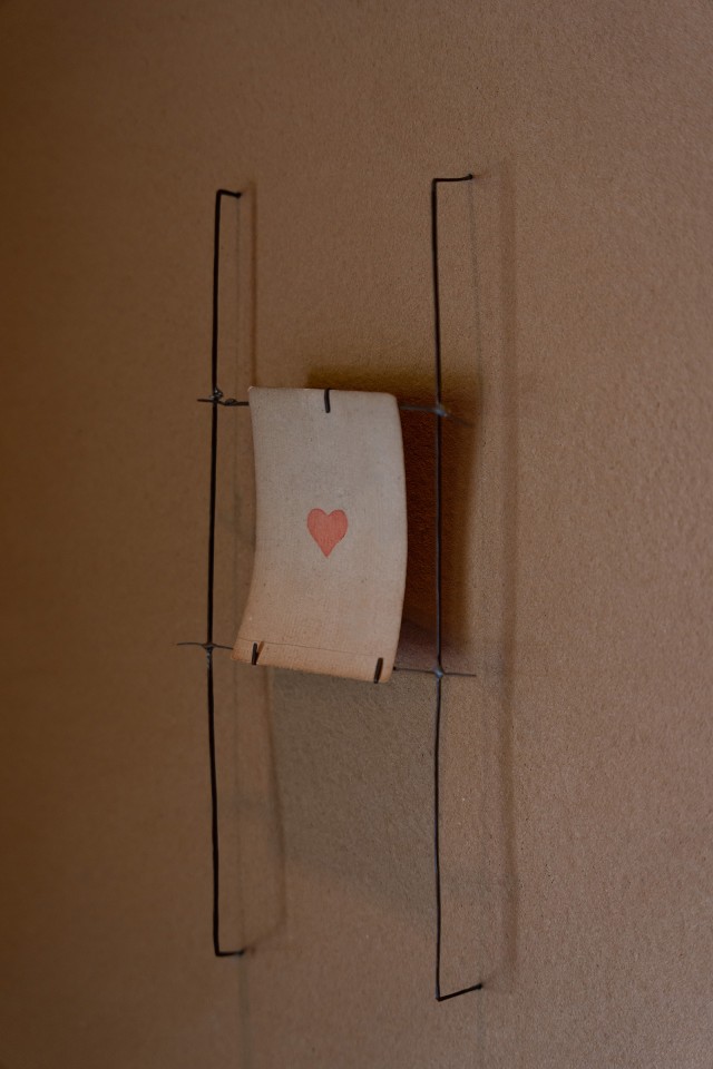 「教会の椅子と西洋カルタ」異文化が響き合うエントランスの迎え花