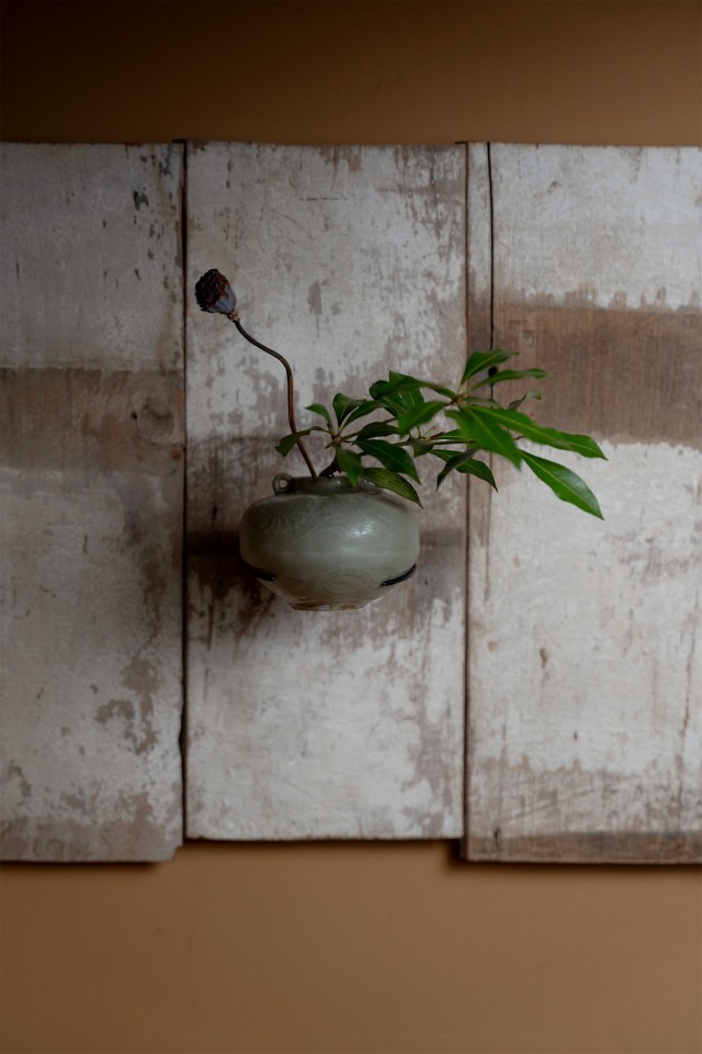 “国を超えた美の対話”  エレベーター前に静かに佇む青磁器掛花