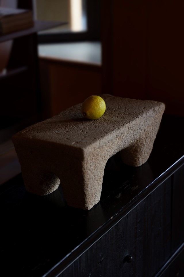 ラウンジを彩るインドネシア・ジャワ島の足付石器と現代アートの融合